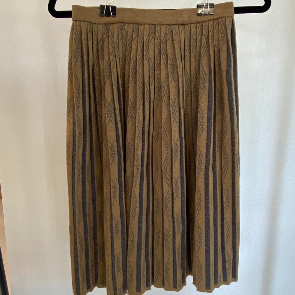 Vintage pleated knit brown skirt with grey accent detail.